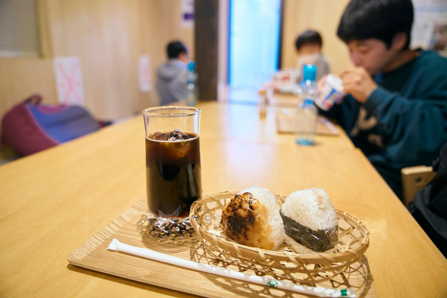 『駄菓子や なかよし・うおよし』の、佐渡米のおにぎりは130円〜。コーヒー300円やジュース250円もあり。