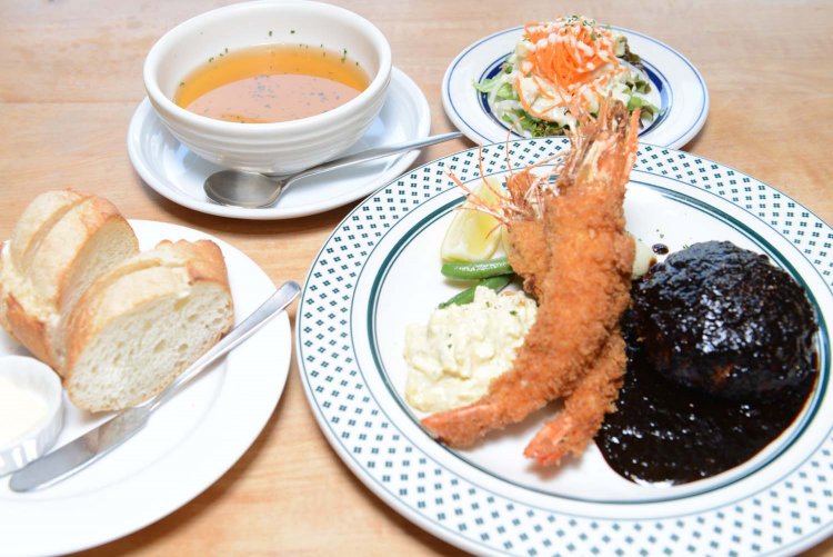 大エビフライ＆特選デミグラスソースハンバーグ・ランチセット。パンまたはライスが選べる。 