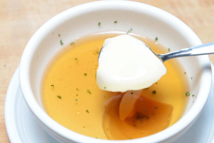 コンソメスープの下には洋風の茶碗蒸しが入ったコンソメロワイヤルスープのファンも多い。