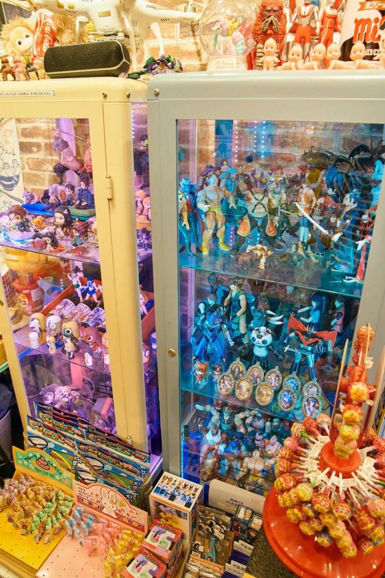 左は娘さんの、右は夫の縁で集まったコレクション。