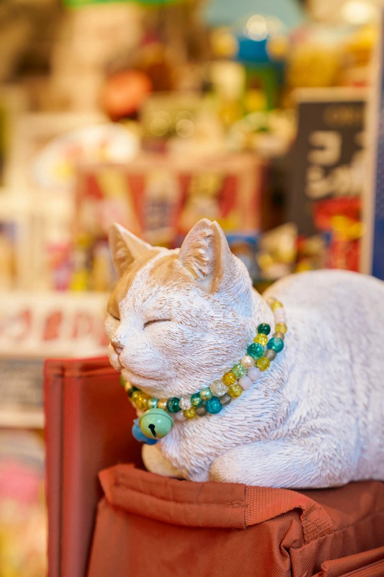 故・地域猫しろちゃん似の人形。店を根城にした頃の面影が重なる。