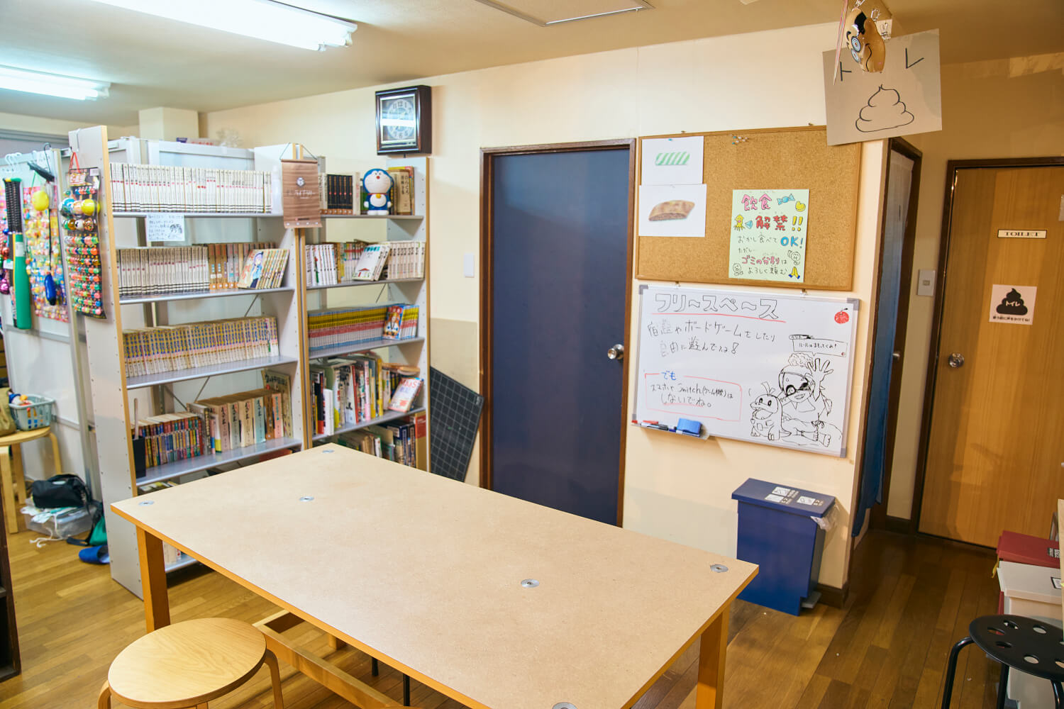 宿題やゲームができる机が置かれている。けん玉もあり、協会の創始者が西東京市出身という縁で寄贈されたそう。「盛り上げていきたいですね」。
