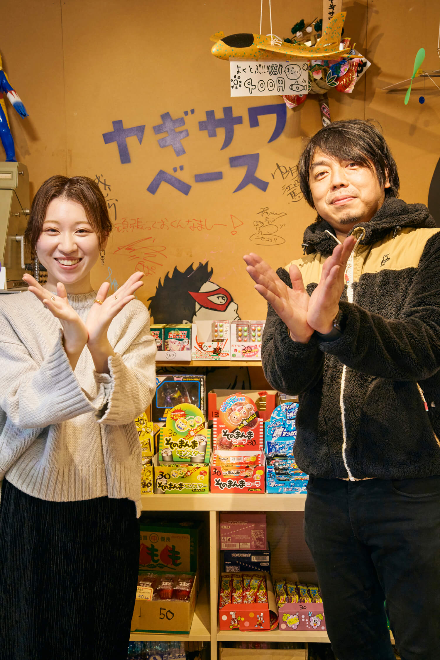 「『三丁目の夕日』でも、小説書きながら駄菓子売っていましたしね」と、中村さん（右）と地元スタッフのコンちゃん（左）。