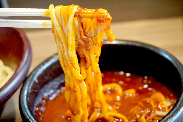 辛さは大・中・小から選べる。辛さを増したかったらカプサイシンパウダーを足してもらえる。