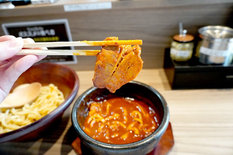 石鍋の底にずしっと沈んでいた厚切りチャーシュー。とろっとろの牛スジも入っている。