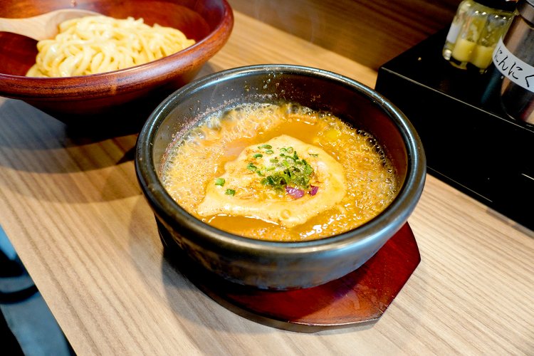 鶏つけ950円。開業する前に鶏だしラーメン店からも教えを受けたという。