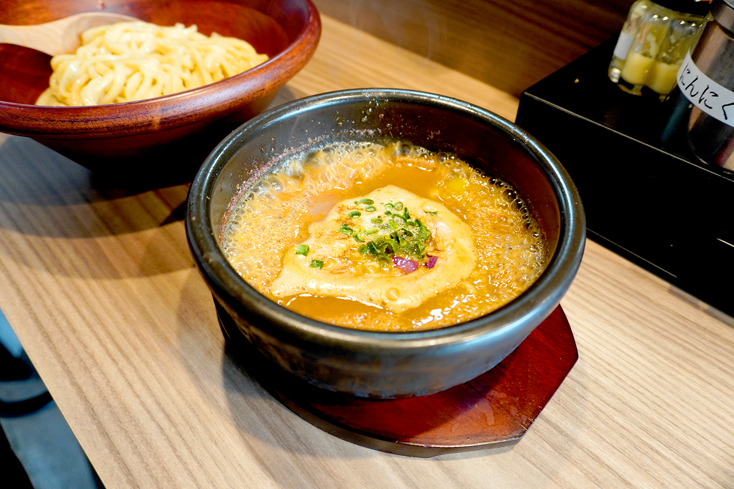 辛いのが苦手な人でも食べられる鶏白湯スープの鶏つけ950円。