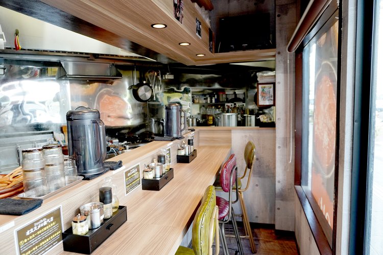 映画『STAND BY ME』のワンシーンが飾られてた店内。L字カウンターに6席。