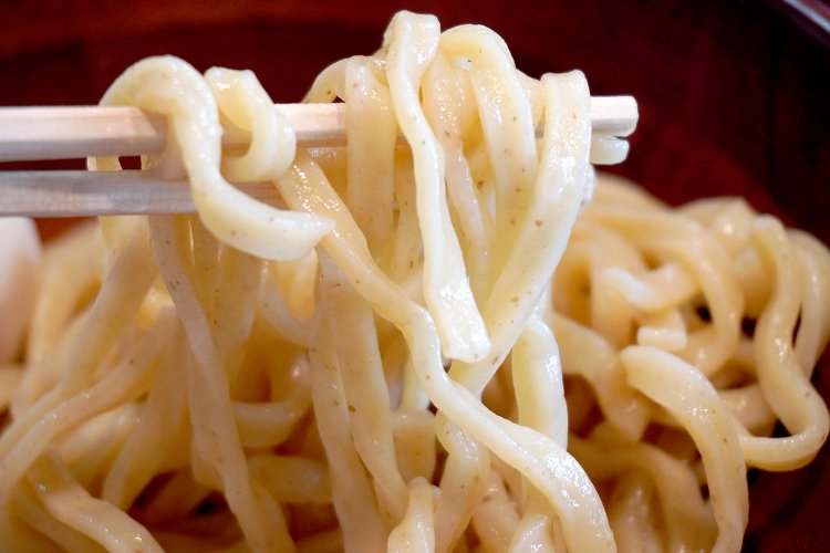 全粒粉でつくる太麺は加水率が高めで、ツルツルののどごし＆もっちもちの食感。