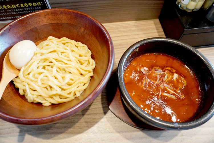 辛つけ1030円と味玉100円。担々麺や麻婆麺、辛麺や辛味噌ラーメンとは異なる辛さ。