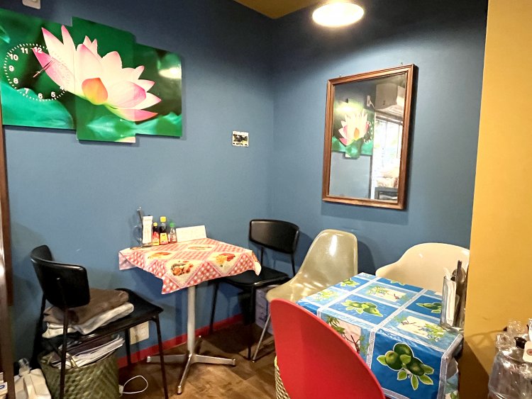 レトロっぽいテーブルクロスがかわいい1階の客席。