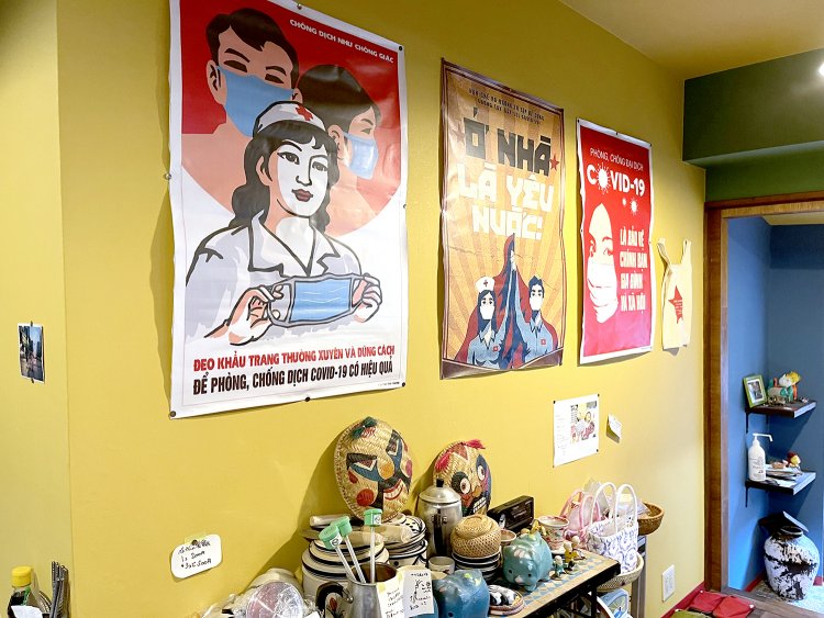 店内に張られたマスクのポスターもさることながら、ファニーな雑貨のひとつひとつをじっくり眺めたい。