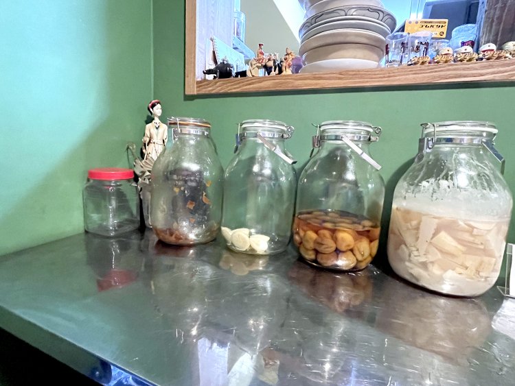 梅酒やタケノコの漬物など自家製の瓶はインテリアを兼ねる。