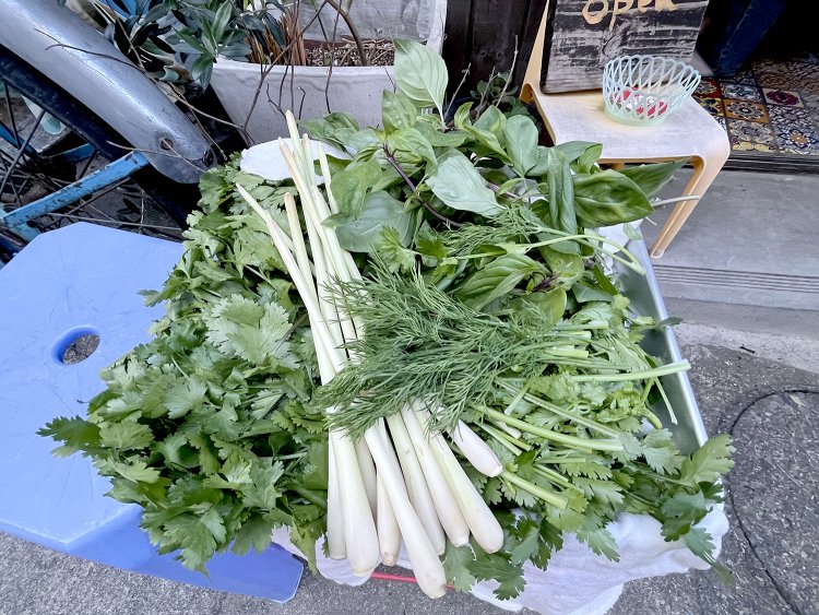 埼玉の農家さんから仕入れる国産フレッシュハーブを使用。レモングラスやパクチーなどがいい香り！