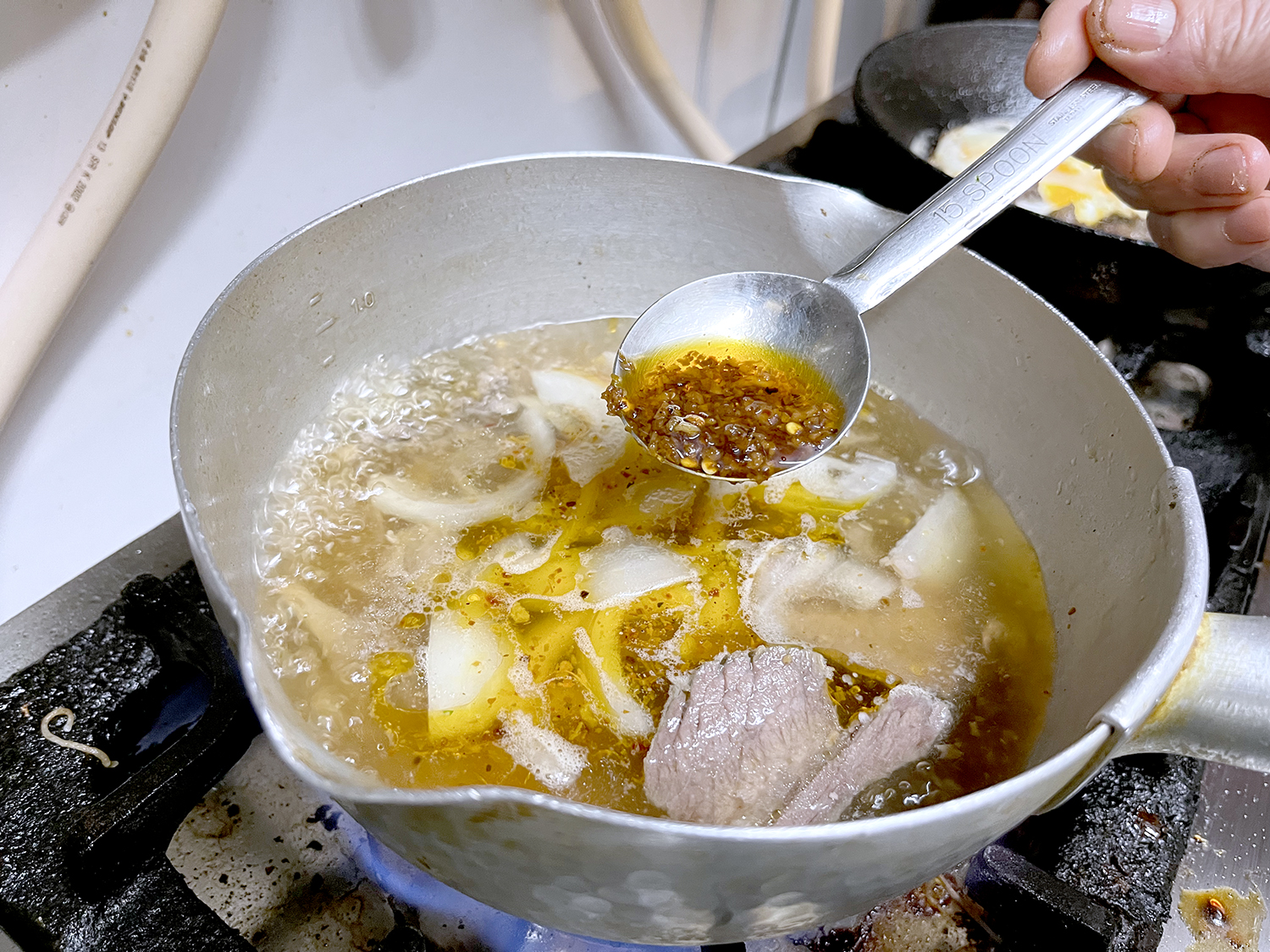 牛スネ肉と丸鶏、４種の野菜やレモングラスとパクチーの根などでスープを炊くところから作っている。