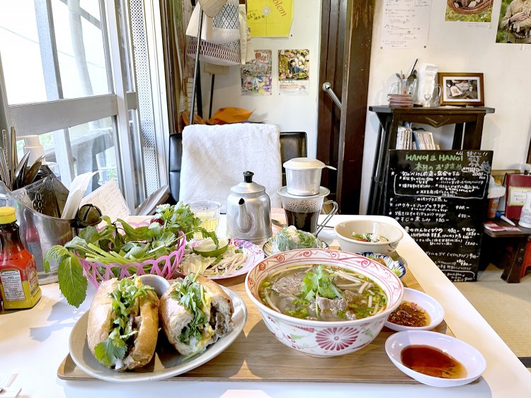 テーブルいっぱいのスペシャルベトナムセット3020円。