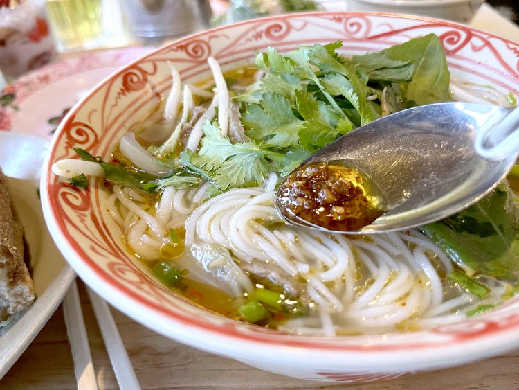 ほんのり辛く香りとコクのあるマムトムを麺に絡めて食べる。