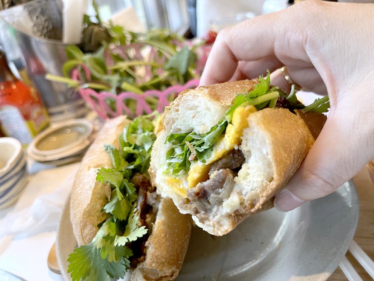 香ばしくてパリッとしたパンには具材がいっぱい。卓上にある唐辛子を挟んで食べると辛さと香りがアップ。