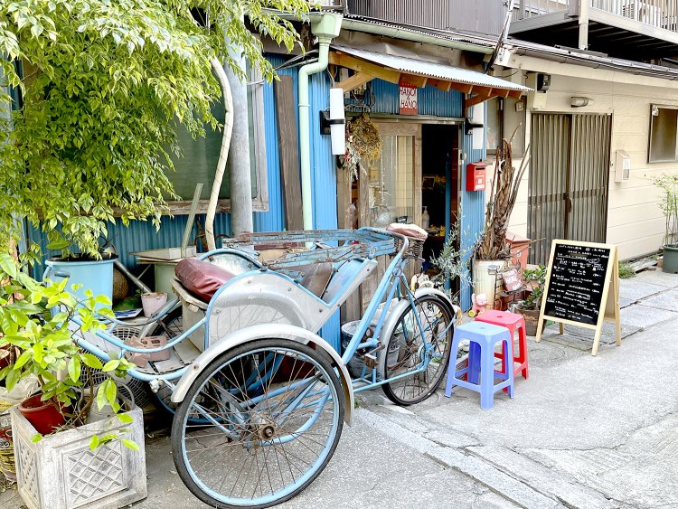 店頭には青いシクロがある。