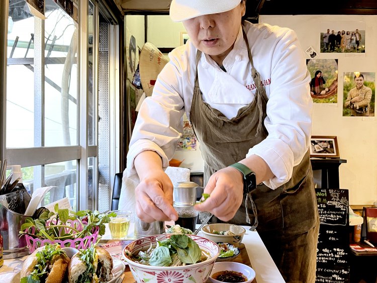 「フレッシュなハーブをたっぷり乗せて食べてください」と店主の中根さん。