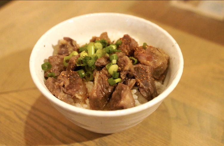 ゴロゴロと牛すじの乗った、ミニ牛すじ丼400円。