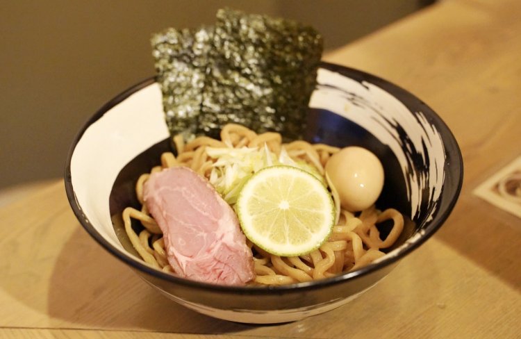 看板メニューの、牛すじつけ麺1000円。
