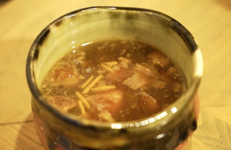 スープにはトロットロの牛すじがゴロゴロ入っている。