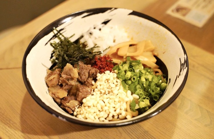 牛すじ油そば900円。タンパク質は33.32ｇ