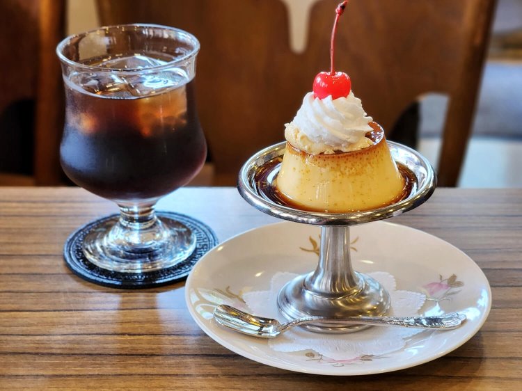 アイス珈琲 500円、自家製プリン 400円。