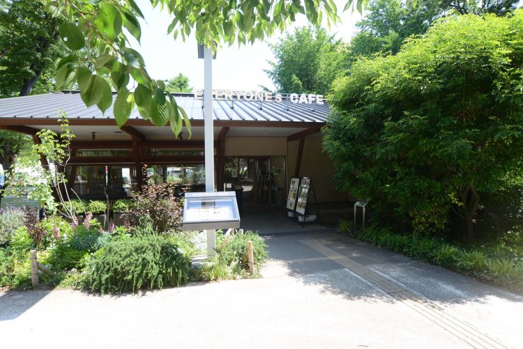 上野の自然に溶け込むような落ち着いた外観。