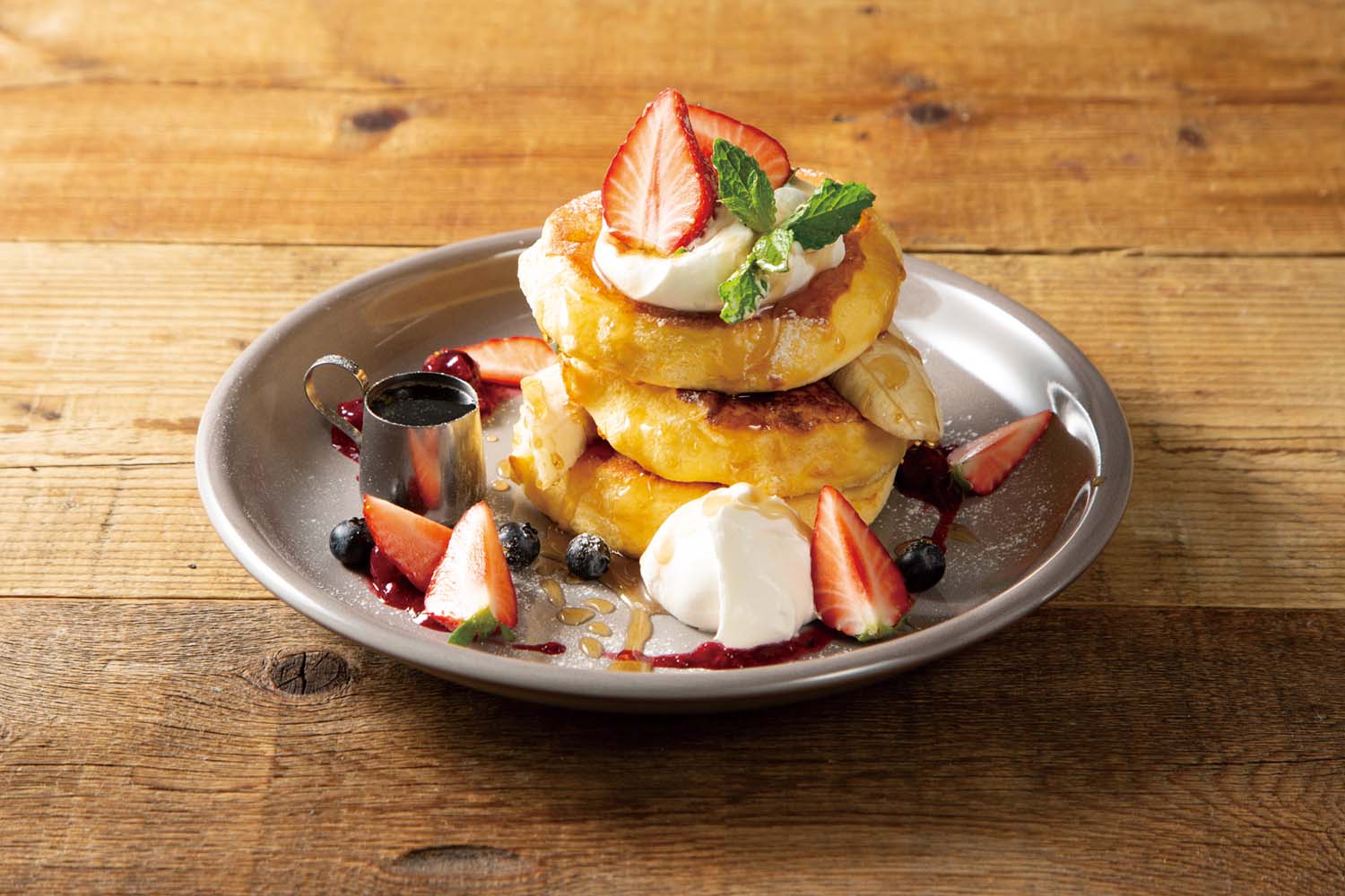 Fresh Berries Souffle Pancakeは、スフレパンケーキが3枚と2枚がある。