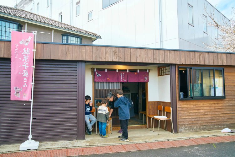 共に笑い、時に叱るせんべいさん。