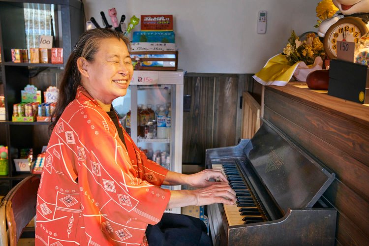 駄菓子の棚かと思ったら昔のオルガン。「ひと目惚れして手に入れちゃいました」と弾き出すことも。