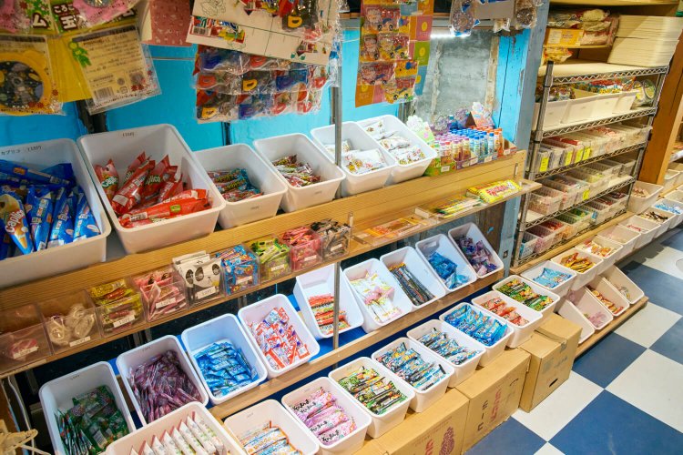 百均カゴを多用し、商品を種類ごとに区分け。欲しいものが見つけやすい。