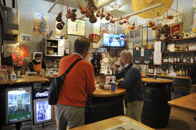 カウンターや樽のテーブル席などが置かれ、思い思いの時間が過ごせる。