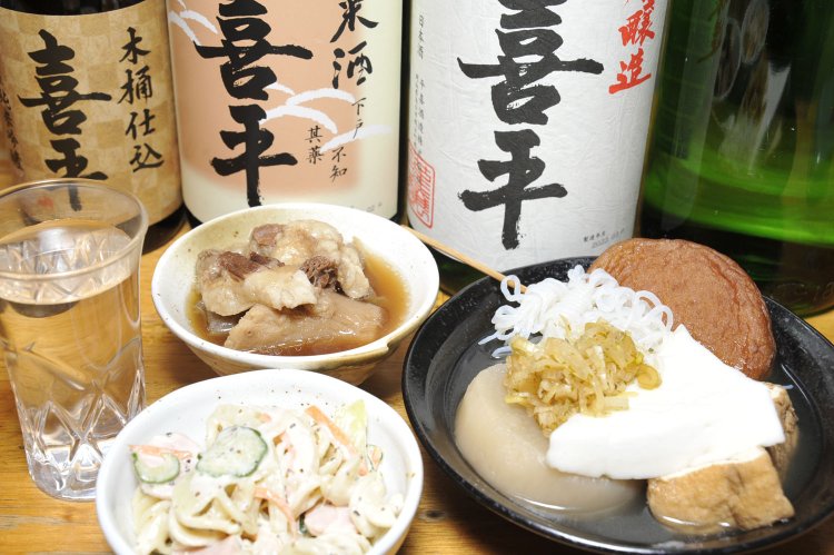 おでんや牛すじの煮込み、マカロニサラダなどすべて手作り。料金はキャシュオンスタイル。