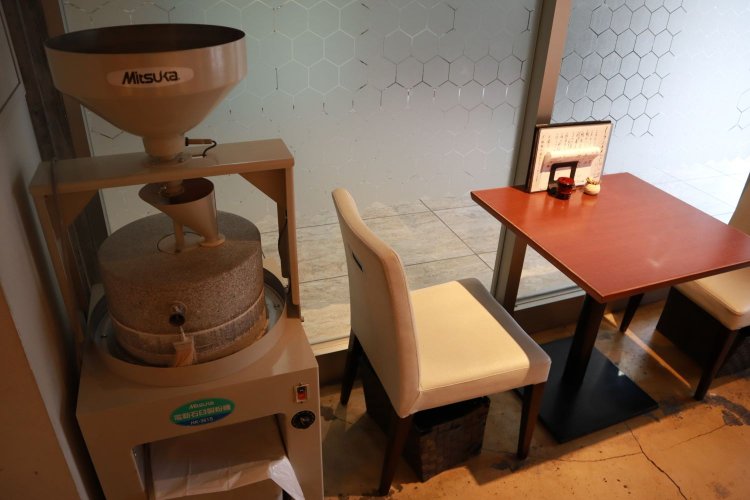石挽製粉機はテーブルから見える位置にある。