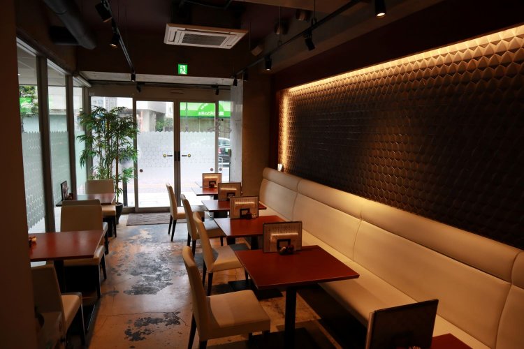 BGMにはジャズが流れる。