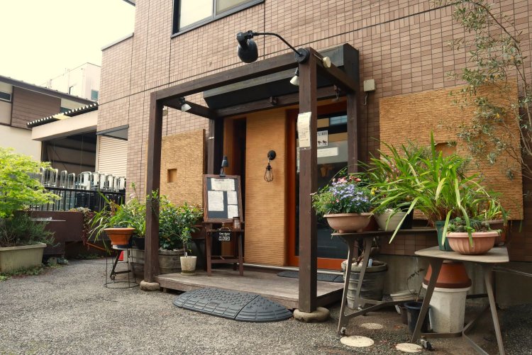 店先では、色とりどりの花がお出迎え。
