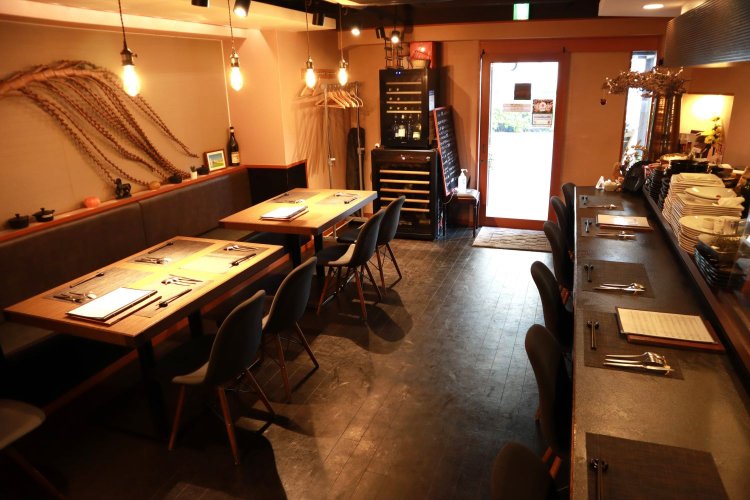 カウンター７席、テーブル8席の他、奥には2名用の個室がある。