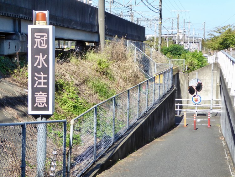 冠水したアンダーパスで車に乗ったまま身動きが取れなくなるおそれも。