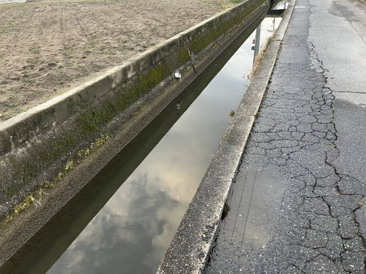 大雨時、側溝や用水路の様子は気になっても見に行くのは危険。