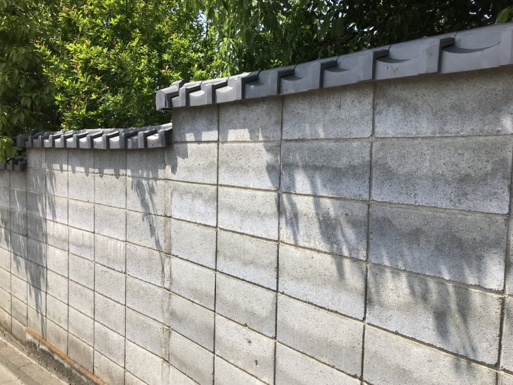 老朽化したブロック塀や建物などがないか要確認を。