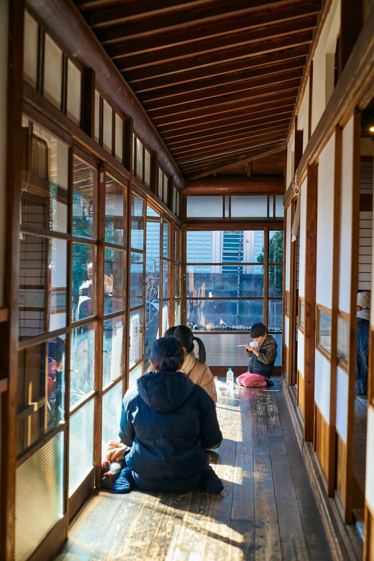 つきたてを庭や縁側でほおばる。