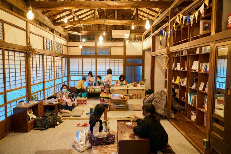 八畳二間の座敷にはシェア本棚も。金曜午後は、惜しまれつつ閉店した近所の駄菓子屋「きりん館」の思いを受け継ぐ『きんようびのきりん館』がオープン。