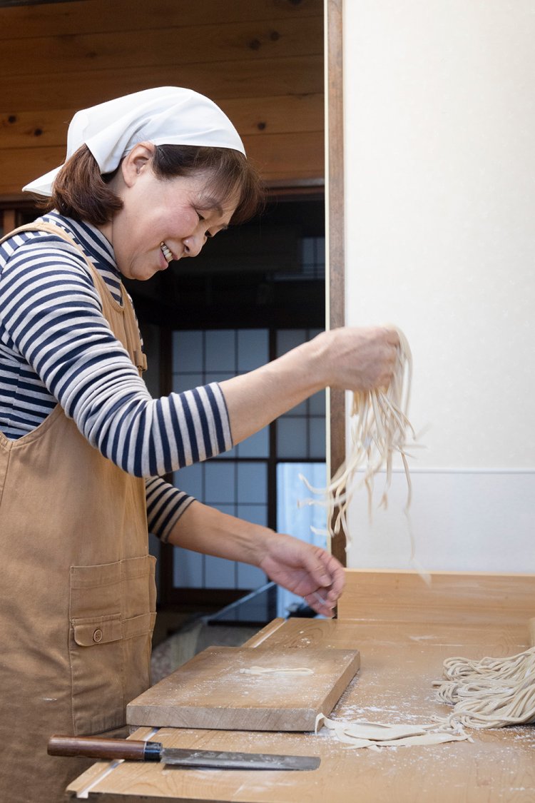 麺打ち歴30年以上のれい子さん。「小盛りや大盛りも用意してお待ちしています」