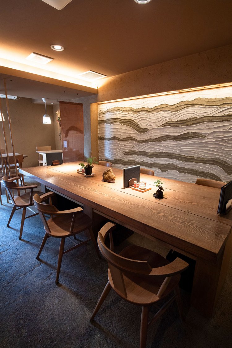左官仕上げの壁が印象的。全14席。