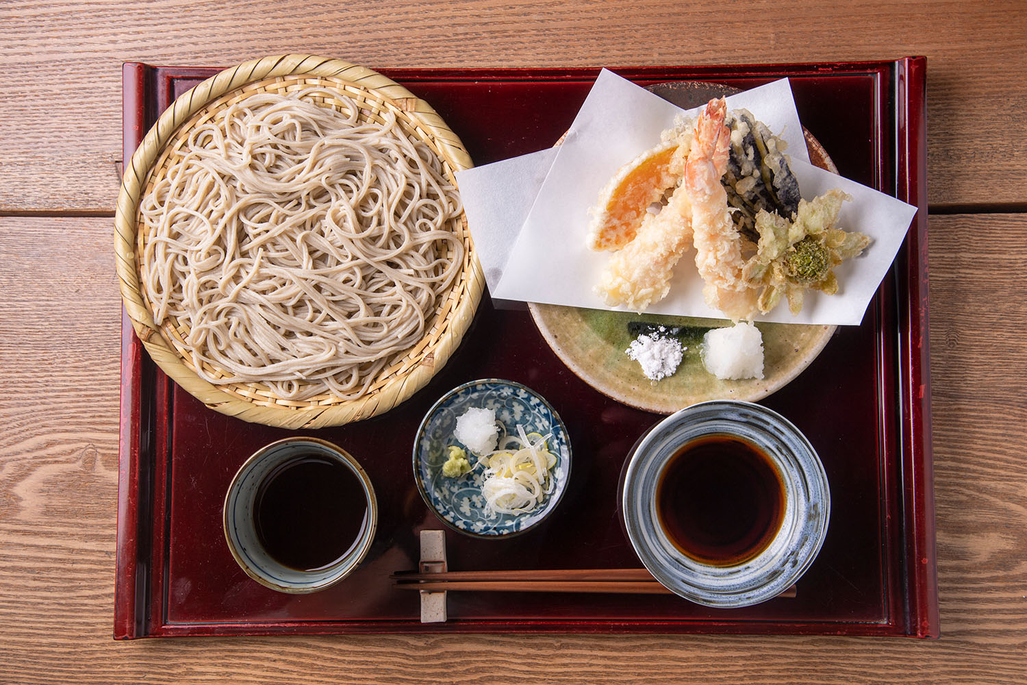 海老天せいろ1550円。天ぷらは、東久留米の市場で仕入れた旬の野菜などを揚げる。
