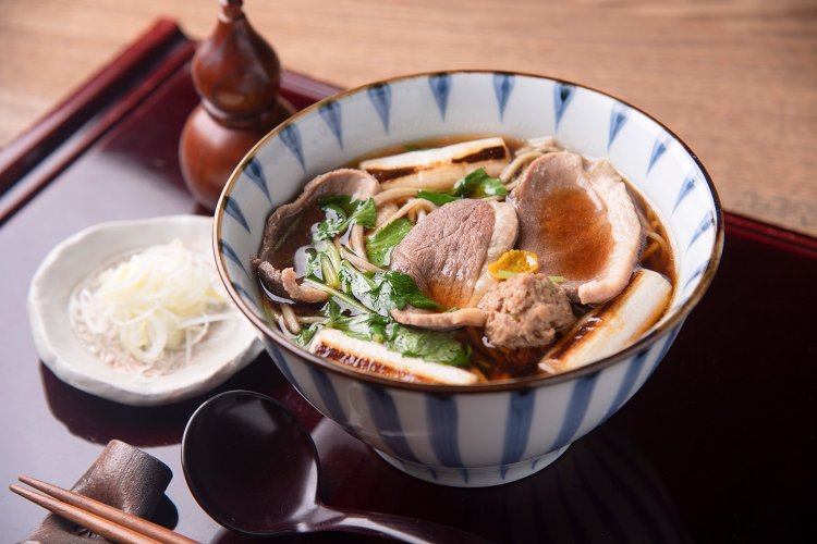 蔵王深山竹炭水鴨の脂が旨い鴨南蛮1630円。