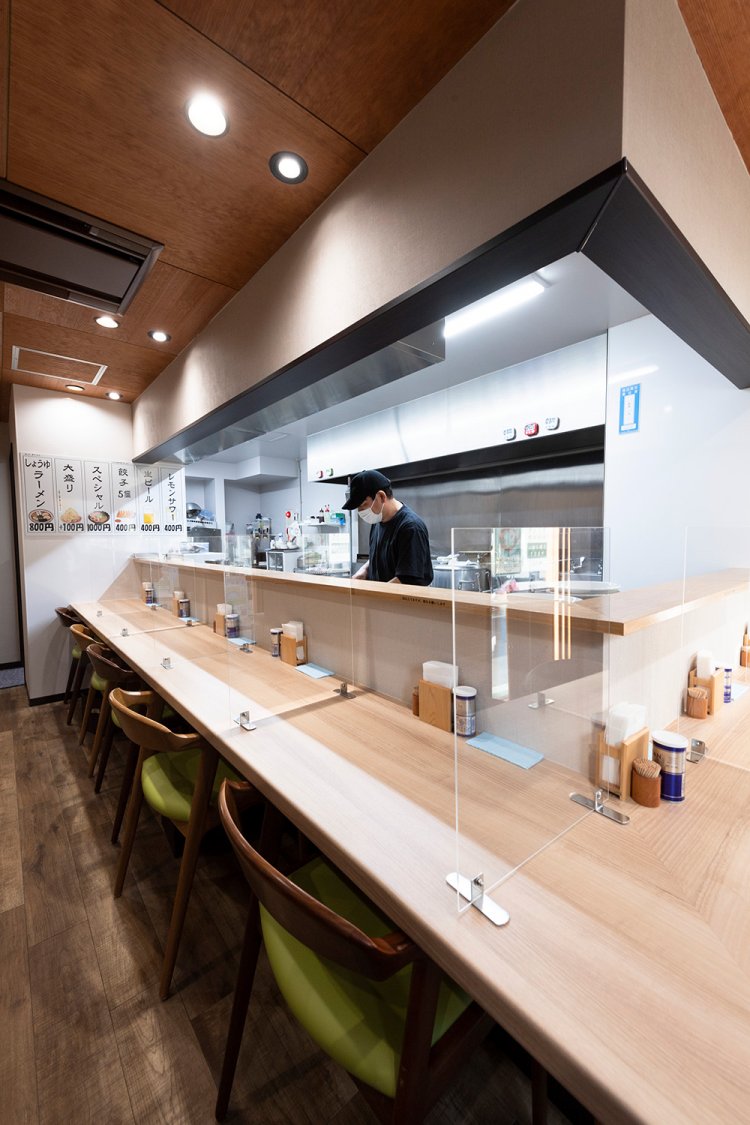 清潔感のある店内は全12席。